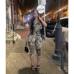 Tuta intera da donna trendy con stampa leopardata, scollo asimmetrico, maniche corte <span class=keywords><strong>e</strong></span> lunghezza capri, modello aderente. - Product Image 2