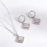 Collier pendentif carré en acier inoxydable incrusté de diamants, style européen et américain, luxe léger, polyvalent, pour femme