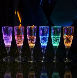 Vente en gros de flûte à <span class=keywords><strong>champagne</strong></span> à vin <span class=keywords><strong>Led</strong></span> verres à eau liquide clignotant allumé coupe en verre à <span class=keywords><strong>champagne</strong></span> pour mariage - Product Image 2