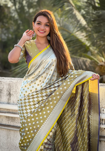 Embrassez l'élégance terreuse dans le sari en soie douce de Mehendi Banarasi avec le tissage dimensionnel 3D Zari conçu pour le style patrimonial - Product Image 4