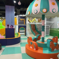 Equipo de Juegos Interior Personalizado con Diseño Geométrico Vibrante, Piscina de Pelotas, Toboganes y Diseño a Cuadros para Centro Recreativo