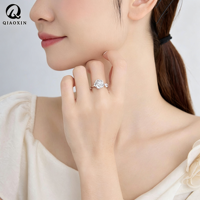 Bague anti-stress personnalisée en strass étincelants motif floral, bijou romantique et tendance pour femme, idéal comme cadeau.