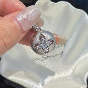 เวนชี เอส 925 จี้ดอกไม้เล็กๆ ทำจากเงินแท้ ดีไซน์ฝรั่งเศสยุคกลางสุดหรูหรา สไตล์เรียบง่ายทันสมัย ลวดลายแกะสลักแบบโปร่ง ผลิตในจีน - Product Image 1