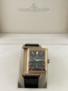 นาฬิกาข้อมือผู้ชายรุ่นใหม่ ดีไซน์สี่เหลี่ยมผืนผ้า หน้าปัดคู่ แสดงเวลาสองเขตเวลา ตัวเรือนสีทอง ระบบกลไก สายหนัง รุ่น Reverse ETA - Product Image 4