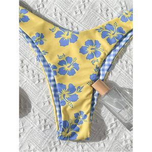 Ensemble de bikini réversible pour femmes, imprimé floral, haut de bikini triangle à bretelles, string à coupe haute, maillot de bain en spandex et polyester, 2 pièces - Product Image 1