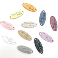 Étiquettes métalliques écologiques très demandées avec logo personnalisable, formes carrées/en rouleau pour une tenue durable, décoration classique pour vêtements