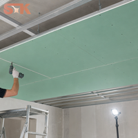 Panneau de plâtre hydrofuge pour installation au plafond, ignifuge et insonorisant, avec âme haute résistance