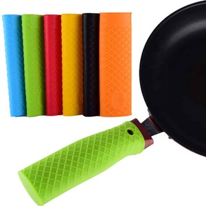 Manchon de protection <span class=keywords><strong>pour</strong></span> <span class=keywords><strong>casserole</strong></span>, housse antidérapante, accessoires de cuisine, outils de cuisine uniques, <span class=keywords><strong>poignée</strong></span> de <span class=keywords><strong>casserole</strong></span> <span class=keywords><strong>en</strong></span> <span class=keywords><strong>silicone</strong></span> - Product Image 2