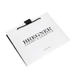 Borsa bianca con stampa nera semplicemente di lusso elegante Design Logo personalizzato imballaggio in carta regalo per abbigliamento a portafoglio cosmetico