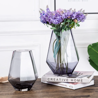 Vase à fleurs de table en verre coloré de style Art Déco de la marque YaFu, forme géométrique, avec option de logo personnalisé pour la décoration intérieure (vente en gros)