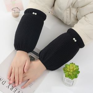 Protège-mains en peluche pour femmes, couleur rouge vin, avec détails en perles, couvre-bras chauds pour l'hiver - Product Image 2