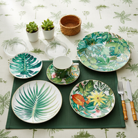 Service de table de luxe en or véritable motif feuille tropicale, assiette de présentation en céramique jungle en porcelaine fine, tasse à café et bol en porcelaine pour événements hôteliers