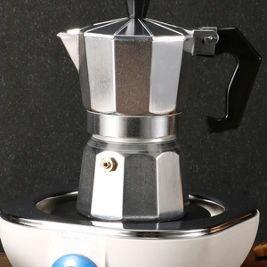 La classica e iconica macchina per caffè Espresso da cucina, rende vero caffè italiano, Moka in alluminio 6 tazze - Product Image 4