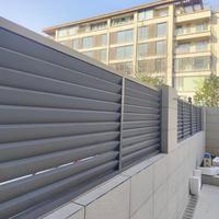 Portail de clôture en aluminium à persiennes horizontales, entièrement occultant, marron café, thermolaqué, personnalisé, pour écran de patio extérieur et isolation thermique des maisons