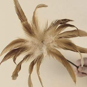 Poste Rascador para Gatos con Diseño de Huella de Garra, Árbol para Gatos Pequeños, Juguete para Gatos con Plumas y Campana - Product Image 3