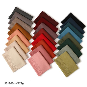 ผ้าพันคอหลากสีแบบหนา ขายส่ง ผ้าพันคอขนสัตว์นุ่มขอบรุ่ย ผ้าคลุมไหล่ฤดูหนาวน้ำหนักเบา พร้อมพู่ตกแต่งด้วยมือ บริการ OEM - Product Image 1