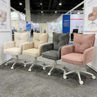 Fauteuil de bureau pivotant en velours côtelé avec accoudoirs intégrés et dossier matelassé, base blanche, idéal pour salon de beauté, bureau ou coiffeuse