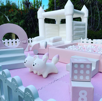 Équipement de jeu mou de fosse à balles blanc et rose 4 * 4ft porte à porte 6 * 6ft aire de jeux ensemble de mousse de jeu souple piscines à balles