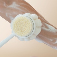 Brosse de bain double face à long manche de qualité supérieure avec têtes en éponge ponce partiellement remplaçables et serviette exfoliante