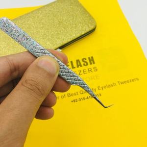 Vente en gros de pinces à cils en acier durable à 75 degrés Cils pointus en fibre inoxydable à poignée diamant pailletée argentée - Product Image 5