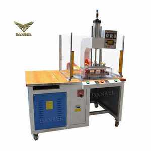 Precio barato de la máquina de grabado de alta frecuencia tipo Pedal 5KW máquina de soldadura de PVC para logotipo de etiqueta de cuero - Product Image 4