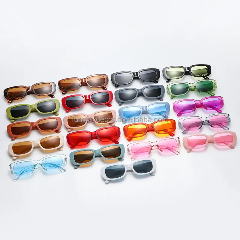 Mode Vintage lunettes de soleil petit cadre carré en plastique 2023 chaud nouveau en gros rétro unisexe pour hommes et femmes adultes PC UV4004