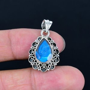 Pendentif classique en argent 925 avec labradorite naturelle - Collection de bijoux en pierres précieuses faits à la main - Product Image 1