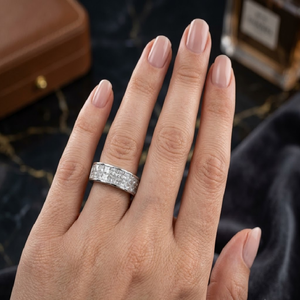 Auténtica Banda de Diamantes con Corte Princesa en Oro Blanco de 18K para Regalo del Día de la Madre con Sello de Garantía y Certificado, Grabado Láser Personalizado - Product Image 3