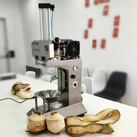 Volledig automatische groene kokosnootschilmachine, industriële kokosnootschilverwijderingsmachine voor de productielijn van kokoswater, fruit.