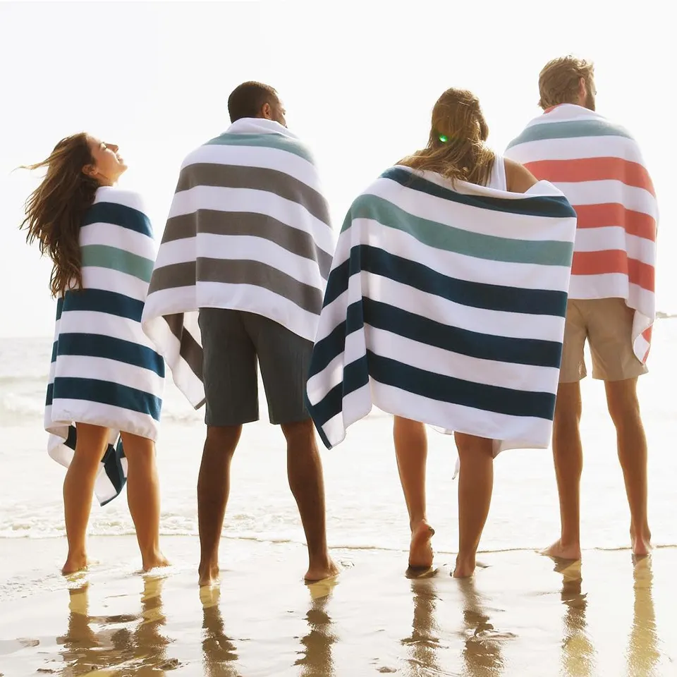 منشفة شاطئ كبيرة مخططة محبوكة تمتص الماء 100 ٪ قطن تيري للشاطئ مع شعار مطبوع مخصص