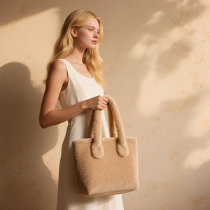 Borsa Shopping in Pelliccia Stile Coreano Personalizzabile con Logo per Donne, Borsa a Mano e a Spalla con Chiusura e Motivo a Lettere - Product Image 3