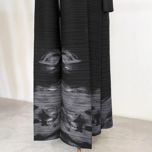 <span class=keywords><strong>Robe</strong></span> <span class=keywords><strong>longue</strong></span> plissée ouverte sur le devant pour <span class=keywords><strong>femme</strong></span>, manteau maxi plissé noir à imprimé paysage, coupe ample élégante à manches longues - Product Image 3