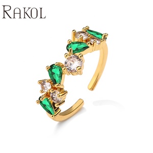 Anillo de Joyería RAKOL RP5324 de Lujo, Diseño Clásico con Forma de Gota de Agua, Circonita Cúbica Verde, Chapado en Oro - Product Image 1