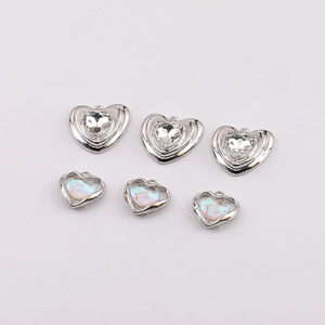 Pendentifs en alliage de cristal en forme de cœur avec serti clos pour la fabrication de bijoux DIY, accessoires unisexes pour un usage quotidien - Product Image 1