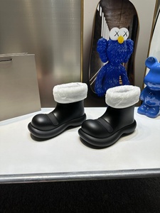 High-quality women's winter <b>warmers</b> with slip-resistant fur upper, comfortable for walking and odor-resistant <b>boots</b> - Product Image 3