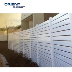 Pagar taman luar ruangan, bahan tahan lama strawberry pagar taman plastik tinggi UV dengan tiang logam Aluminium