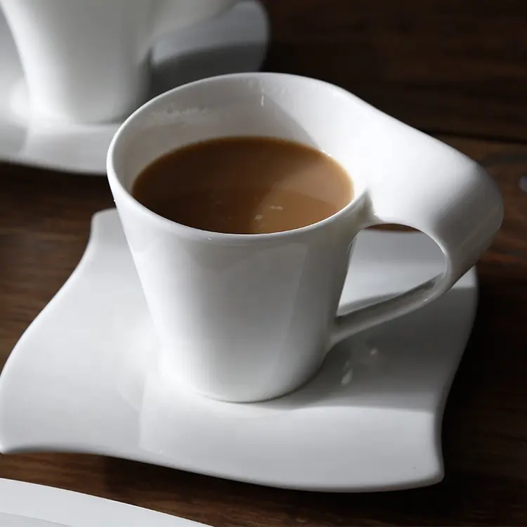 Tasses et soucoupes de café en céramique, verres à café en porcelaine, argenterie royale, blanc