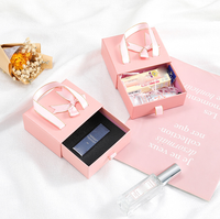 Boîte cadeau en carton rigide personnalisable avec finition mate, poignée, forme sur mesure, revêtement UV, logo personnalisé, éponge