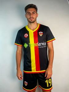 أطقم قمصان كرة قدم للبالغين بتصميم مخصص وسعر الجملة، ياقة على شكل V وأكمام قصيرة، 100% بوليستر، طباعة حرارية، تصميم حسب الطلب، سريعة الجفاف - Product Image 4