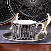Série Déco : Assiettes à steak, tasses à café, soucoupes et mugs en céramique à motifs géométriques de style européen/nordique pour la maison et les desserts