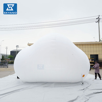 Modèle de nuage souriant gonflable géant personnalisé, décoration artistique pour l'installation sur les toits des zones scéniques en plein air