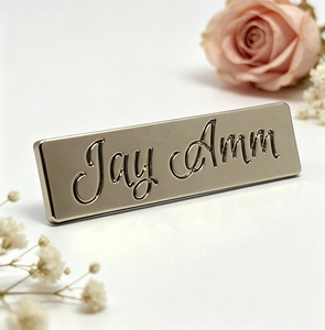 Etiquetas de Metal con Logotipo en Aleación de Zinc Pulido, Etiquetas Metálicas Personalizadas con Relieve y Dos Puntas para Bolsos de Cuero y Mochilas, Venta al Por Mayor - Product Image 1