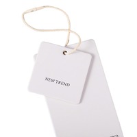 Étiquettes de magasin de vêtements personnalisées Étiquettes suspendues de production d'étiquette de logo de vêtements
