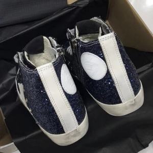 รองเท้าเดินเล่นกีฬากลางแจ้งคุณภาพสูง ดีไซน์หรูหรา สำหรับทุกเพศ วัสดุหนังแท้ แบบผูกเชือกและสวมใส่ได้โดยไม่ต้องผูกเชือก พร้อมคุณสมบัติลดแรงกระแทก - Product Image 3