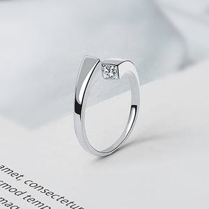 Anello Unisex Ouj in Argento Sterling 925 Placcato Oro con Zirconia Quadrata Irregolare, Design Aperto e Regolabile - Product Image 3