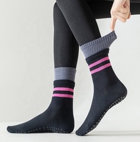 2025 nouveau Style Logo personnalisé femmes équipage Yoga chaussettes coton couleur unie à volants dentelle Long Tube anti-dérapant caractéristique lettre corps manchette