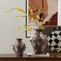 Vase de table en céramique peint à la main, vintage et créatif, avec anses dorées, design moderne pour la décoration d'art et d'exposition à domicile