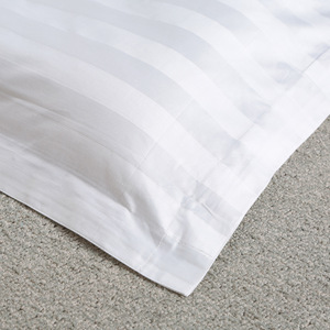 Lenzuola e Copripiumino di Lusso Personalizzati per Hotel 5 Stelle in Raso di Cotone Bianco a Righe da 1 CM, Traspiranti, Miglior Prezzo - Product Image 3