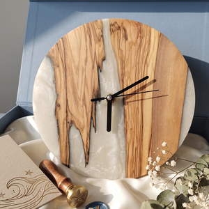 Orologio <span class=keywords><strong>da</strong></span> <span class=keywords><strong>Parete</strong></span> <span class=keywords><strong>in</strong></span> <span class=keywords><strong>Legno</strong></span> Bianco Contemporaneo con Display Meccanico a Lancette, Resina Epossidica, Stile Antico, Materiali Ecologici - Product Image 1