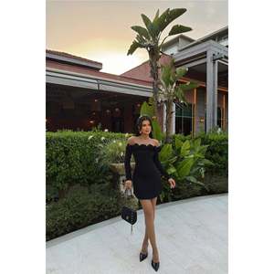 Robe de soirée noire mini avec élégante décoration en rose - Product Image 4